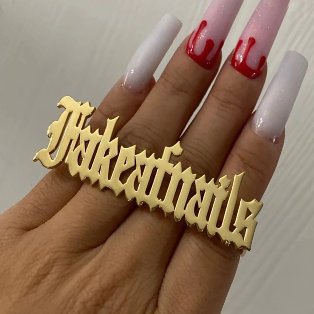Niestandardowy pierścionek z i – Initial Ring Custom recenzja i cena